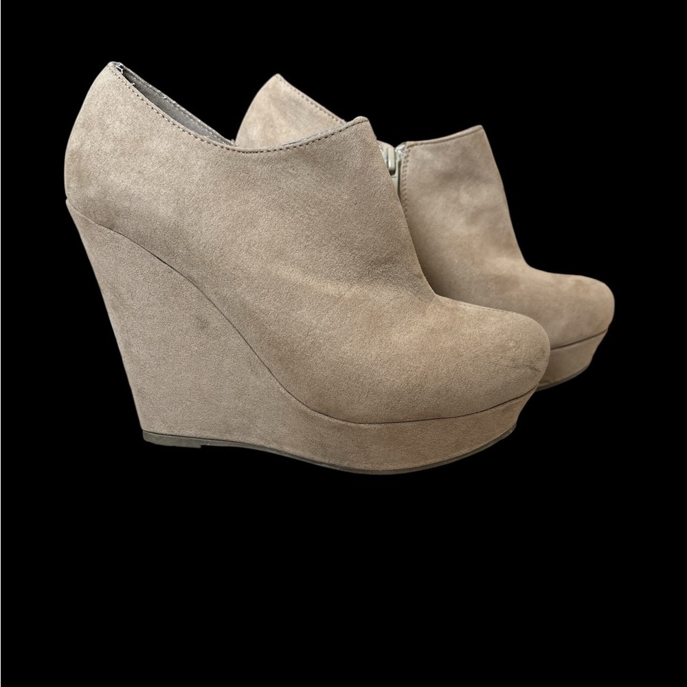 Woman’s Suede Velvet Wedge Booties in Taupe Heels Sz 6/7